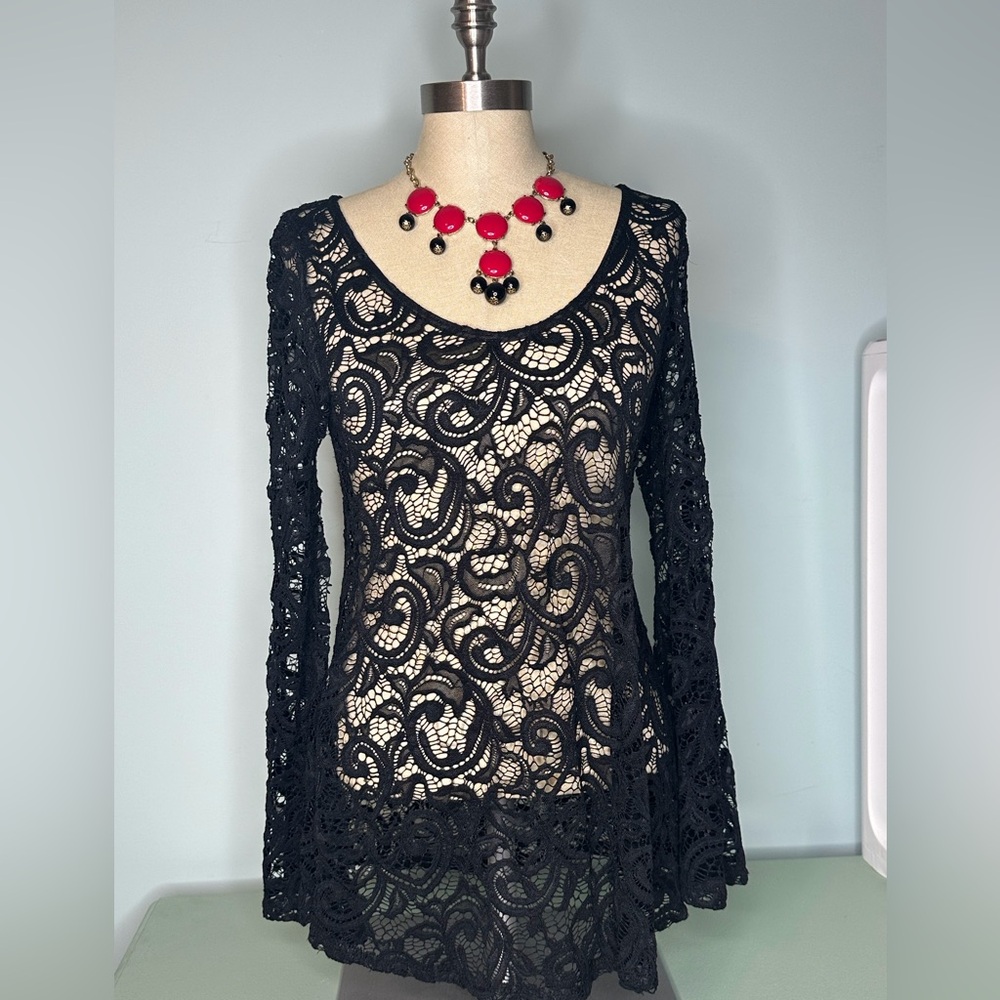 Chic Black Lace Blouse by Haute Project Los Ángeles size Large.